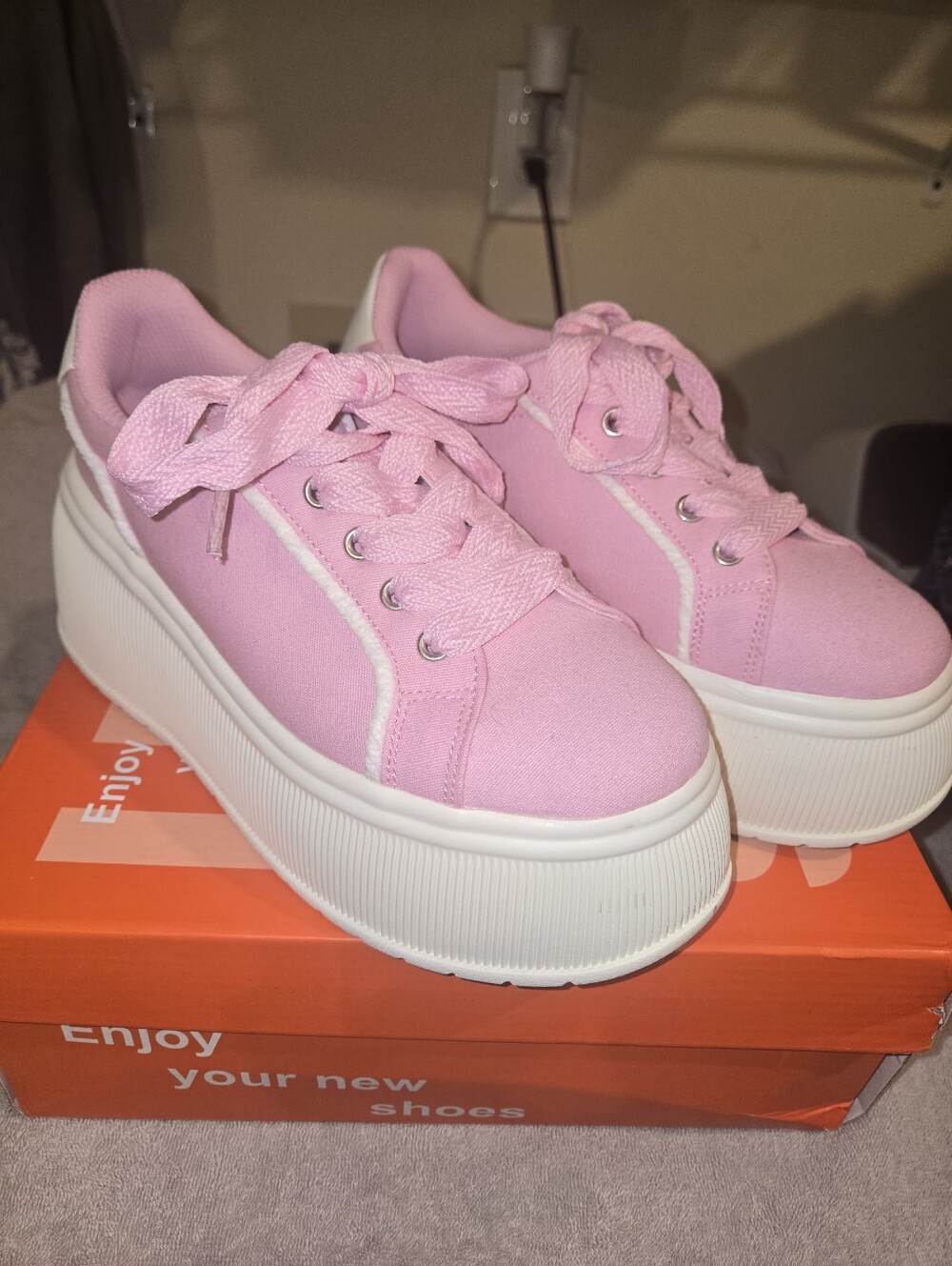 Late nineties, early two thousands double platform pink sneakers size 8